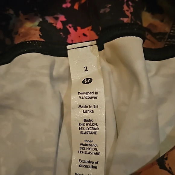 Lululemon fast and free stencil blossom red multi 23" crop size 2. Nwot - Picture 6 of 7